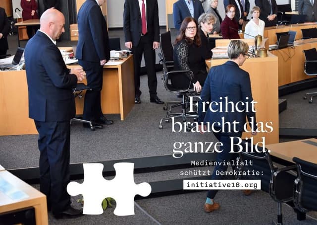 Motiv: „Blumenwurf im Thüringer Landtag“